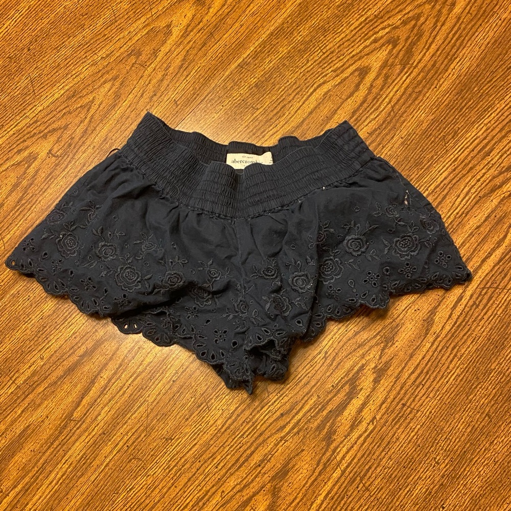 ❤️Cute navy blue shorts with floral patten trim!❤️